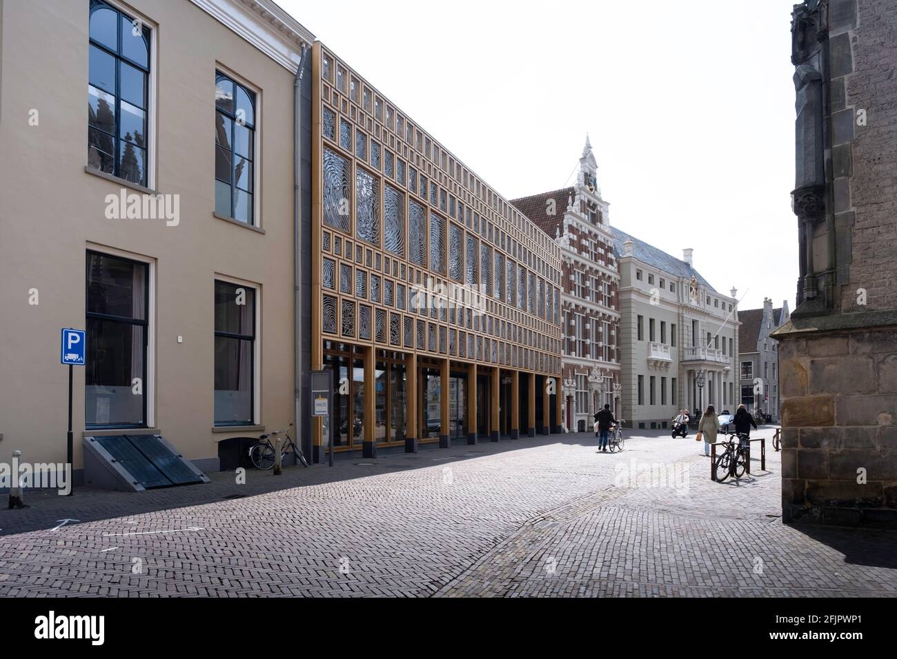 Municipio contemporaneo al Grote Kerkhof in olandese Città di Deventer con struttura composta da 2,264 impronte digitali Residenti di Deventer Foto Stock