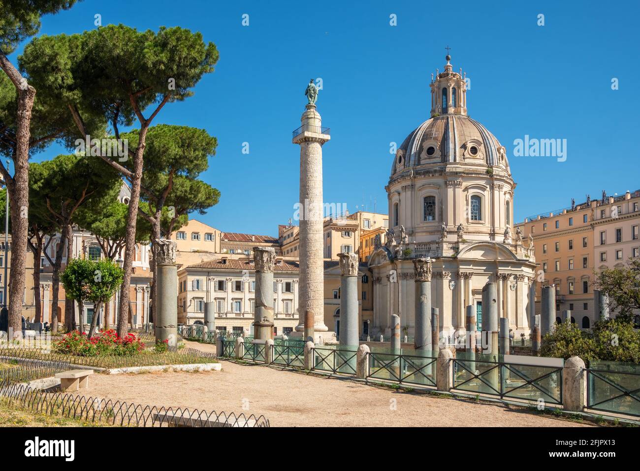 Colonna e foro di Traiano e chiesa di Santa Maria di Loreto A Roma Foto Stock
