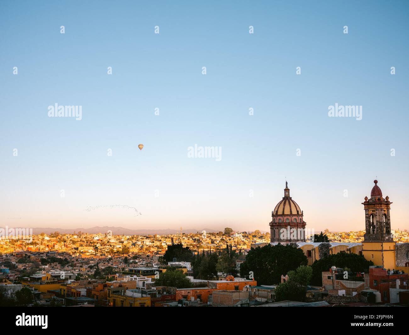 Mongolfiere sopra la città di San Miguel de Allende, Messico intorno all'alba. Immagine fotografica di viaggio colorata. Foto Stock