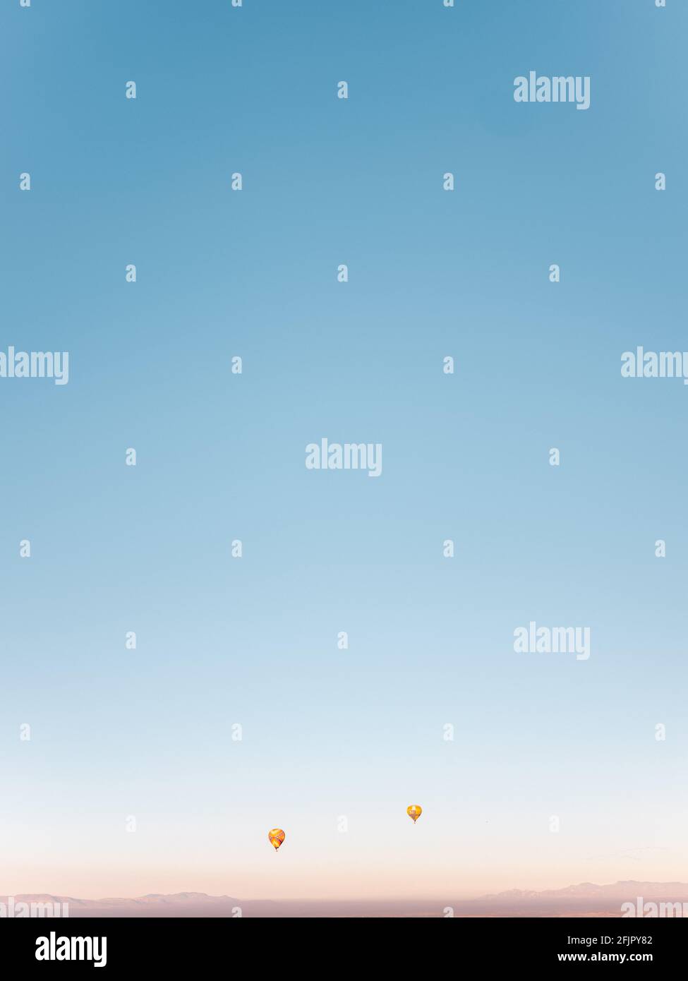 Mongolfiere sopra la città di San Miguel de Allende, Messico intorno all'alba. Immagine fotografica di viaggio colorata. Foto Stock