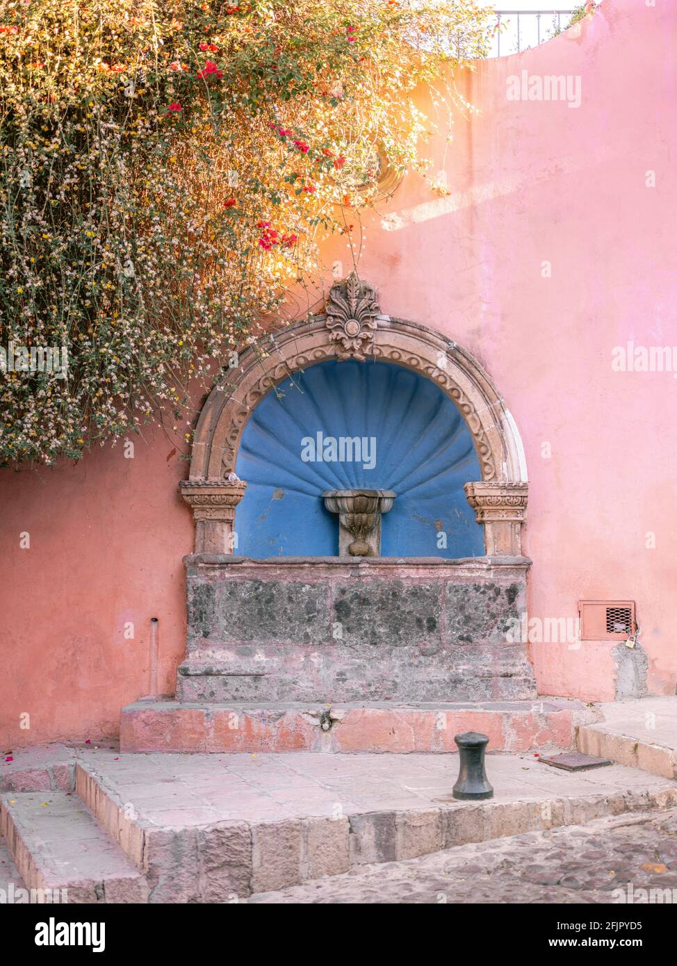 Fontana rosa Aldama Street - colorata fotografia di viaggio a San Miguel de Allende, Messico Foto Stock