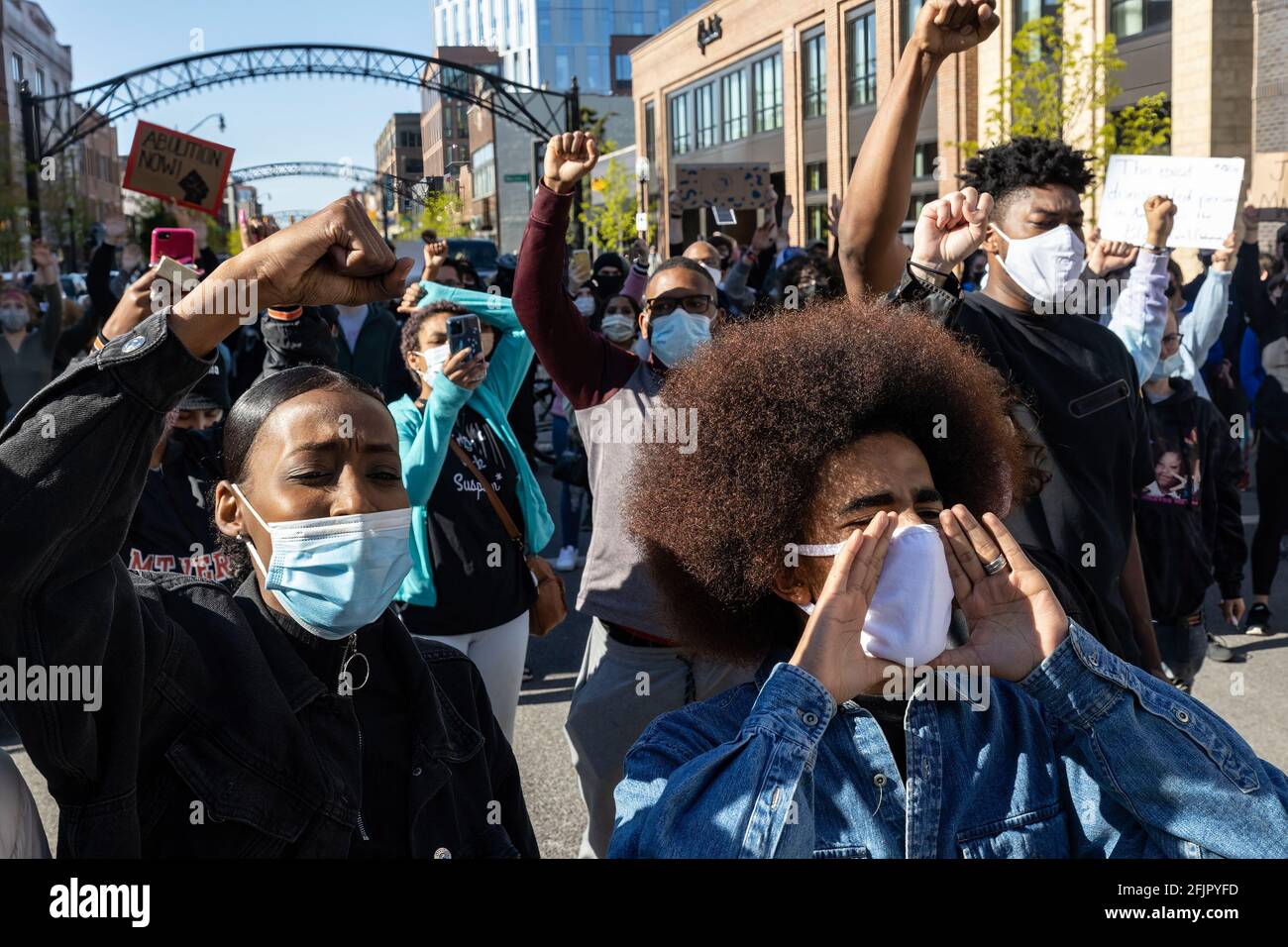 Columbus, Stati Uniti. 25 Apr 2021. Black Lives gli attivisti della materia cantano e sollevano i loro pugni a una protesta contro l'uccisione della polizia di Ma'Khia Bryant.Black Lives gli attivisti della materia si sono riuniti con alcuni membri della famiglia di Ma'Khia Bryant a Goodale Park per opporsi alla brutalità della polizia. Gli attivisti di BLM hanno ascoltato i relatori, poi hanno occupato l'intersezione di High St. E Bollinger Pl. Per ore continuando a parlare contro la brutalità della polizia e l'uccisione della polizia di Ma'Khia Bryant. Credit: SOPA Images Limited/Alamy Live News Foto Stock