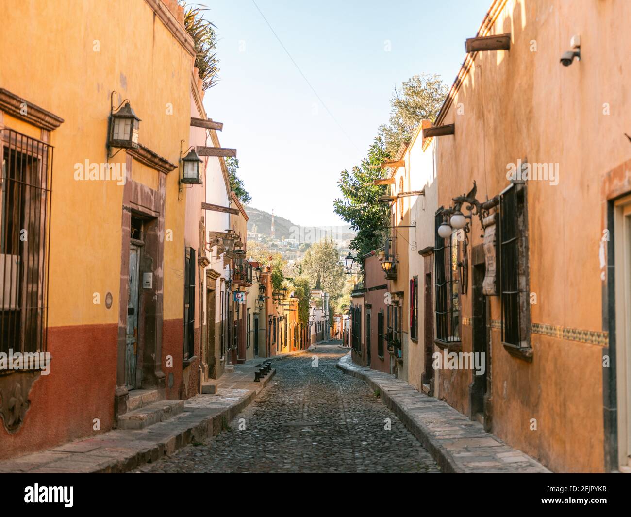 Bella via Aldama nel centro della città - colorata fotografia di viaggio a San Miguel de Allende, Messico Foto Stock