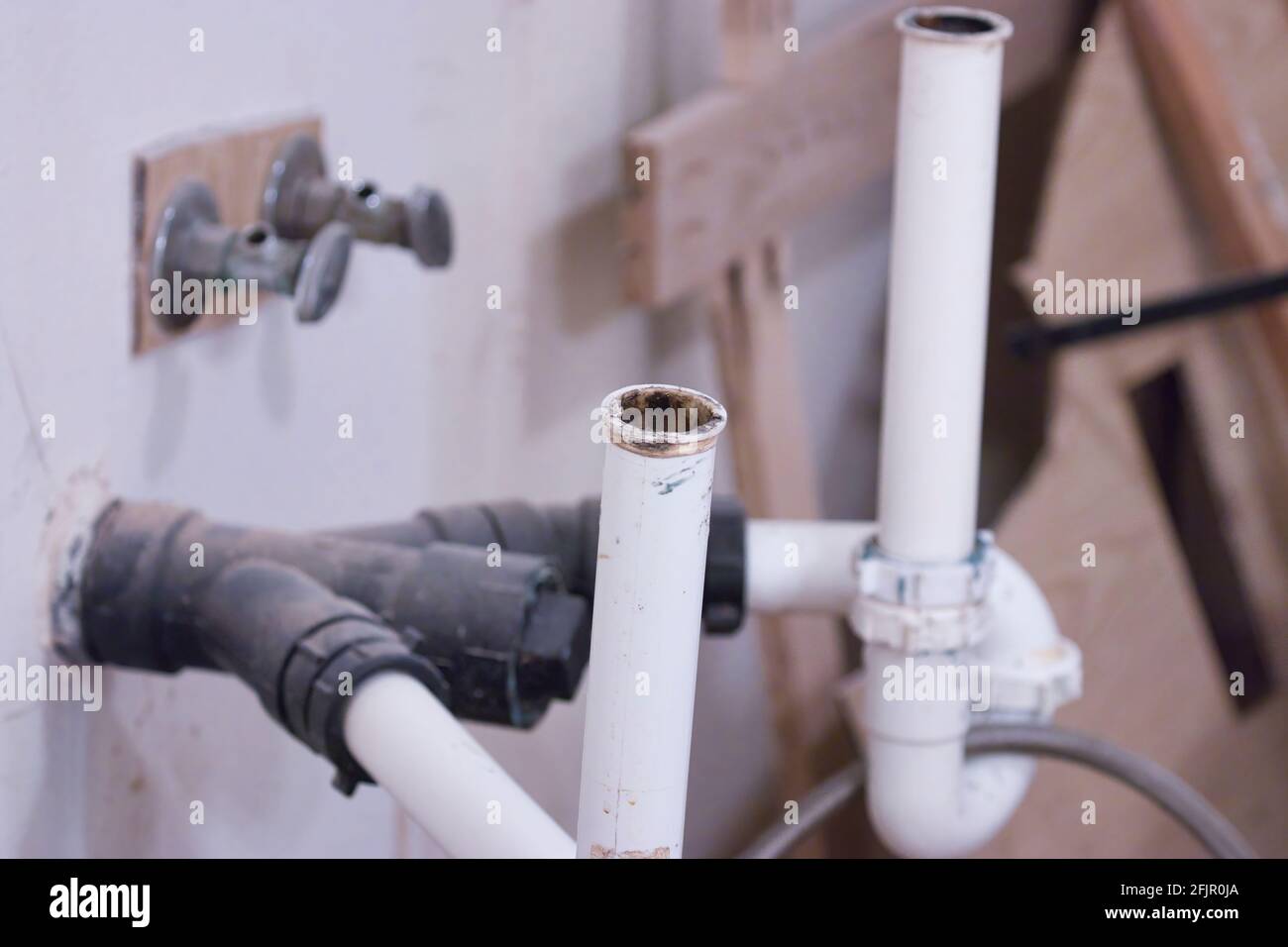 tubo in pvc bianco e valvola di chiusura dell'acqua per un lavandino da  cucina Foto stock - Alamy