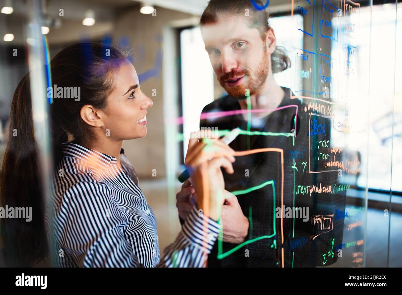 Gli ingegneri software su progetto e programmazione in azienda Foto Stock