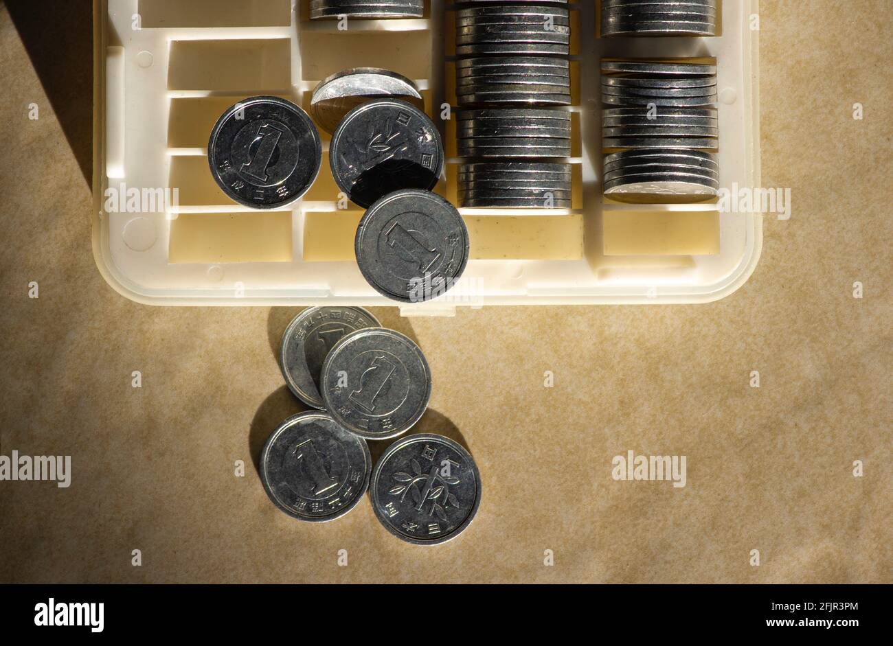 Uno Yen sulla scatola delle monete, a fuoco basso. Concetto di risparmio di denaro, gestione di cassa Foto Stock