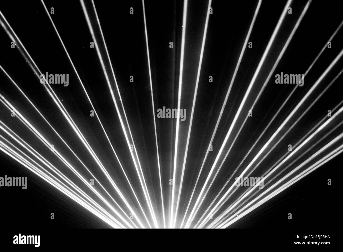Il laser bianco nero mostra il palco del club della vita notturna e i raggi  luminosi. Intrattenimento di lusso in discoteca, festival, concerti o  Capodanno. Fasci di raggi A Foto stock - Alamy
