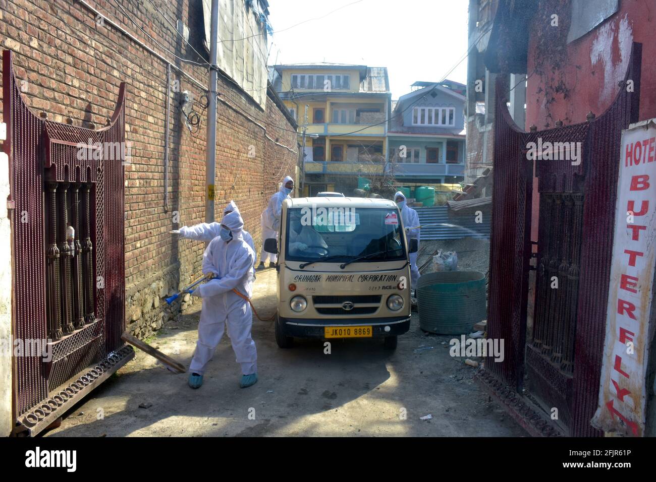 Srinagar, Jammu e kashmir India 07 agosto 2020. Kit indossando guerrieri di prima linea igienizzanti case di strade e parti di città srinagar. SMC Srinagar IS Foto Stock