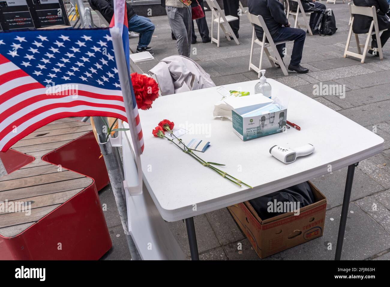 Un termometro, maschere usa e getta e disinfettante per le mani accanto ai fiori sono visti all'ingresso come Armeni riuniti a Times Square per commemorare il 1915 aprile il 106esimo anniversario del genocidio armeno del 25, 2021 a New York City. L'evento commemorativo, di solito grande, è stato notevolmente ridotto e senza relatori ospiti a causa delle restrizioni di Covid-19. La giornata è stata segnata da bandiere armene e da richieste di responsabilità. Il riconoscimento del genocidio armeno da parte del presidente Joe Biden è stato accolto sabato con soddisfazione temperata da parte della Diaspora americana della nazione, con alcuni che dicono che le parole non hanno bisogno di Foto Stock