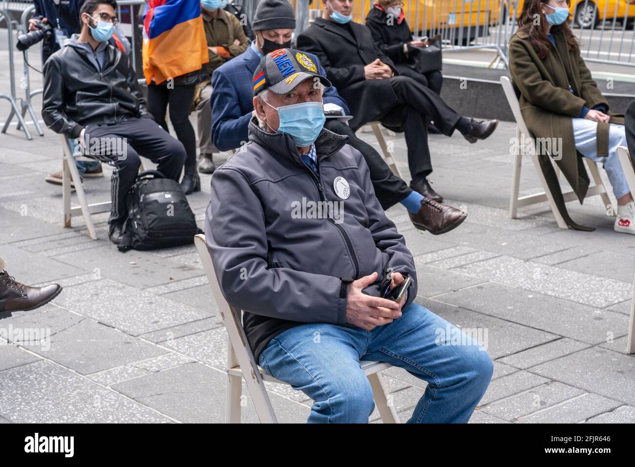 Un uomo che indossa il cappuccio armeno partecipa a una cerimonia a Times Square per commemorare il 106esimo anniversario del genocidio armeno del 1915, il 25 aprile 2021 a New York City. L'evento di commemorazione, normalmente grande, è stato notevolmente ridotto e senza relatori ospiti a causa delle restrizioni di Covid-19. La giornata è stata segnata da bandiere armene e da richieste di responsabilità. Il riconoscimento del genocidio armeno da parte del presidente Joe Biden è stato accolto sabato con soddisfazione temperata da parte della Diaspora americana della nazione, con alcuni che affermano che le parole devono portare a maggiori pressioni contro la Turchia. Foto Stock