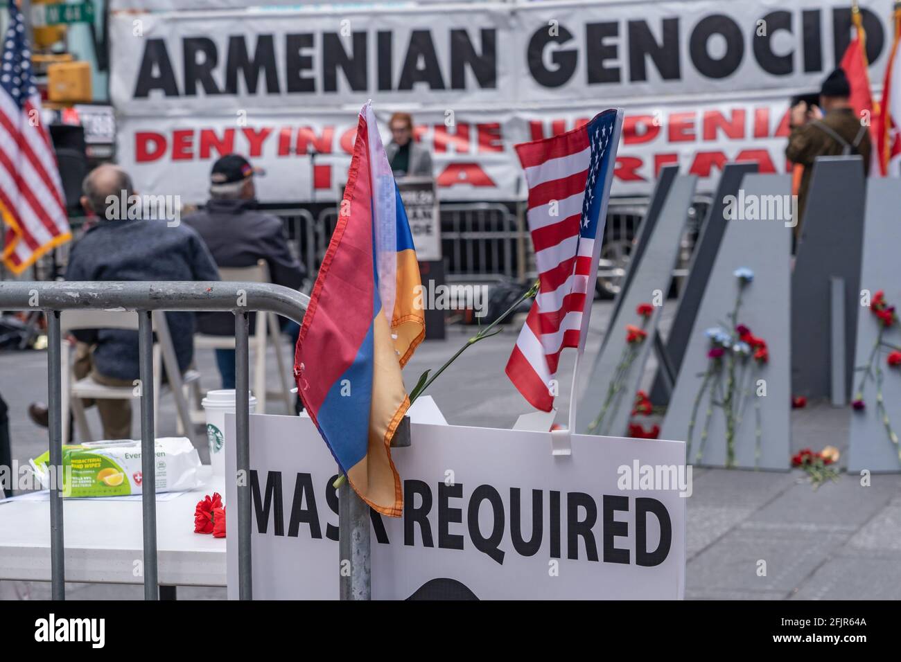 Una bandiera armena e statunitense è vista all'ingresso come armeni riuniti a Times Square per commemorare il 1915 aprile il 106° anniversario del genocidio armeno del 25; 2021 a New York City. L'evento commemorativo, di solito grande, è stato notevolmente ridotto e senza relatori ospiti a causa delle restrizioni di Covid-19. La giornata è stata segnata da bandiere armene e da richieste di responsabilità. Il riconoscimento del genocidio armeno da parte del presidente Joe Biden è stato accolto sabato con soddisfazione temperata da parte della Diaspora americana della nazione, con alcuni che dicono che le parole devono portare ad una maggiore pressione contro il Turco Foto Stock