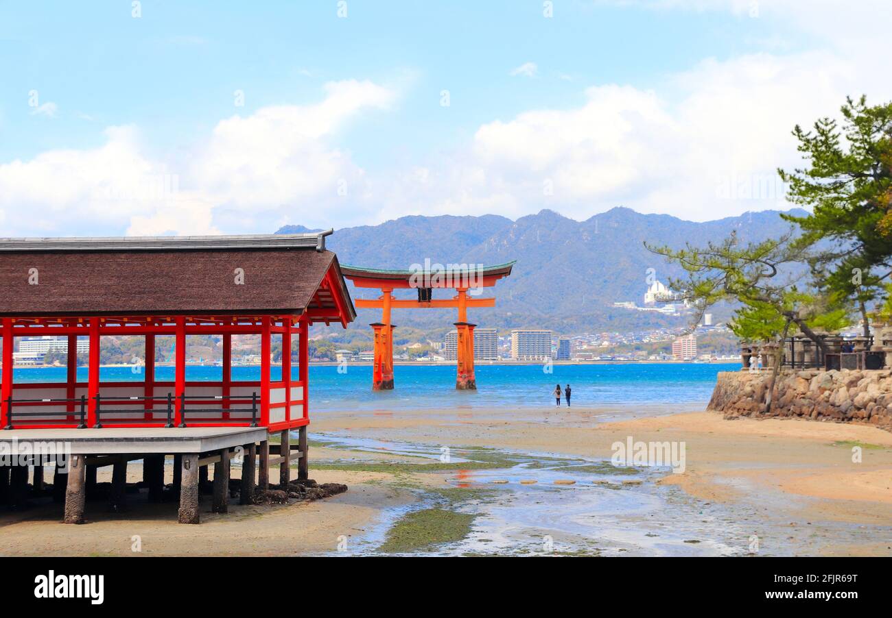 Padiglione del Santuario di Itsukushima e porta galleggiante Torii (o-Torii), isola sacra di Miyajima, Hiroshima, Giappone. Sito patrimonio dell'umanità dell'UNESCO. Mettere a fuoco sul patvil Foto Stock
