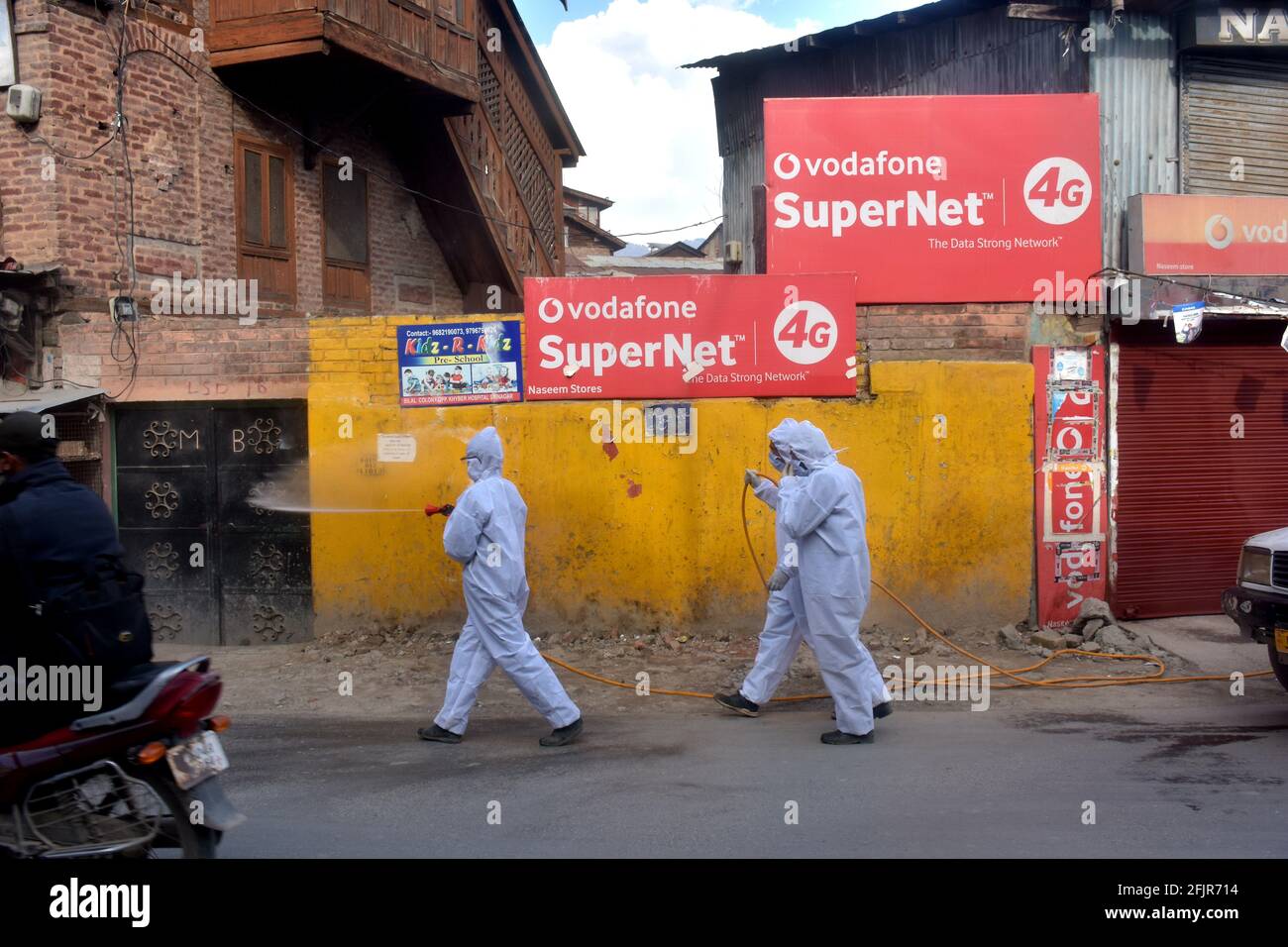 Srinagar, Jammu e kashmir India 07 agosto 2020. Veicoli piccoli e grandi città e strade sanitizzanti durante il blocco coronavirus. Uomini vestiti kit ar Foto Stock