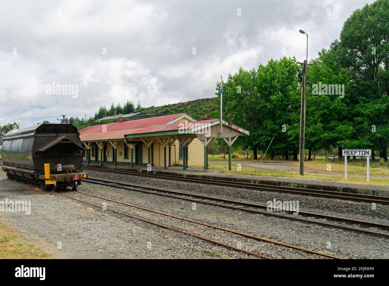 Stazione ferroviaria di Reefton costruita nel 1892, Nuova Zelanda. Ha un significato storico come l'unico edificio della stazione di Midland Railway Co. Sopravvissuto. Foto Stock