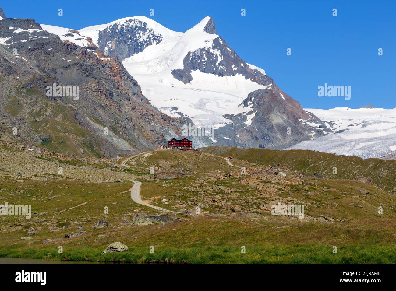 Paesaggio alpino nella stagione estiva. Strahlhorn e Adlerhorn vette di montagna. Rifugio Fluhalp. Zermatt. Vallese. Alpi svizzere. Europa. Foto Stock