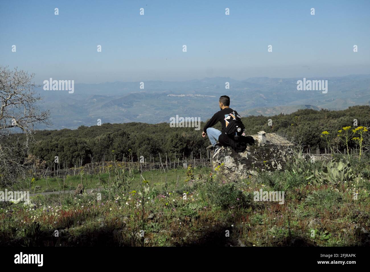 Una bella giornata all'aperto nella natura siciliana, con un'escursione seduto e guardando il paesaggio dal Parco dell'Etna Foto Stock