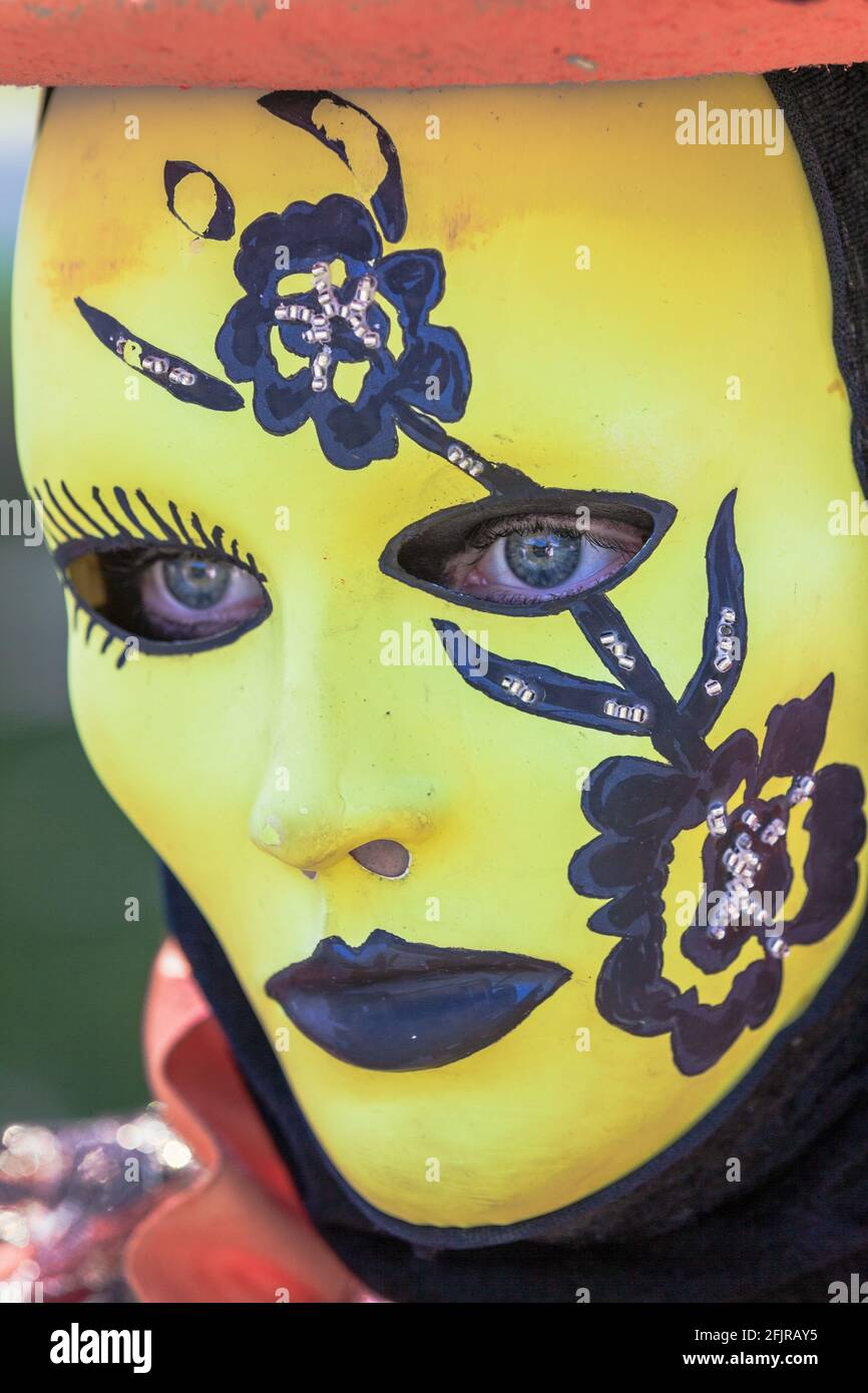 Maschera veneziana gialla con fiori neri Foto Stock