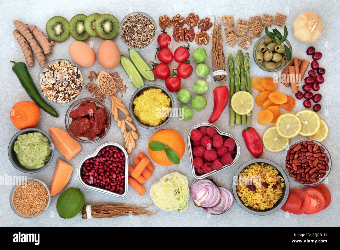 Immunomotaggio alimentare sano con frutta, verdura, cereali, cereali, latticini, erbe, spezie e tuffi ad alto contenuto proteico, omega 3, antocianine, antiossidanti. Foto Stock
