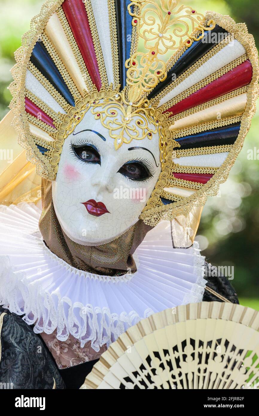 Maschera veneziana con cappello radiante Foto stock - Alamy