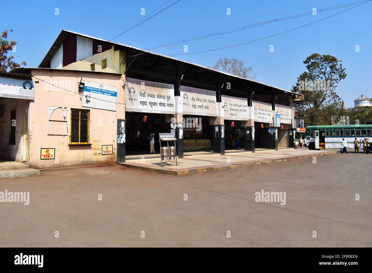 Servizio di autobus di Stato deposito a Ahmednagar, Maharashtra, India. Foto Stock