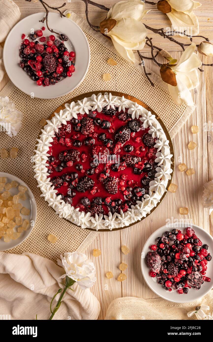 Torta allo yogurt con frutti di bosco freschi, still life e piatto Foto Stock