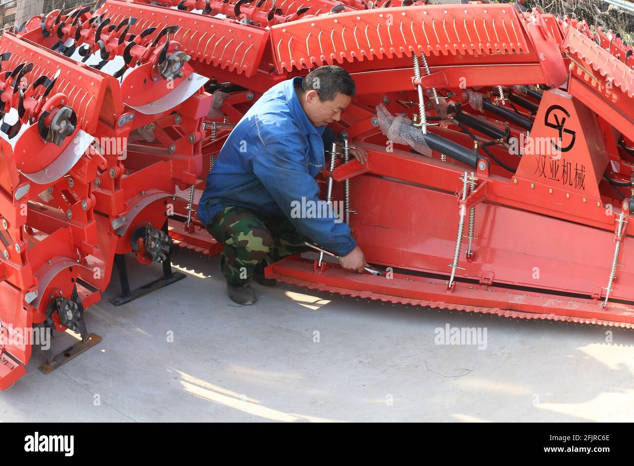 Lianyungang, Cina. 25 Apr 2021. I coltivatori rotativi vendono bene durante l'aratura di primavera a Lianyungang, Jiangsu, Cina il 25 aprile 2021.(Photo by TPG/cnsphotos) Credit: TopPhoto/Alamy Live News Foto Stock