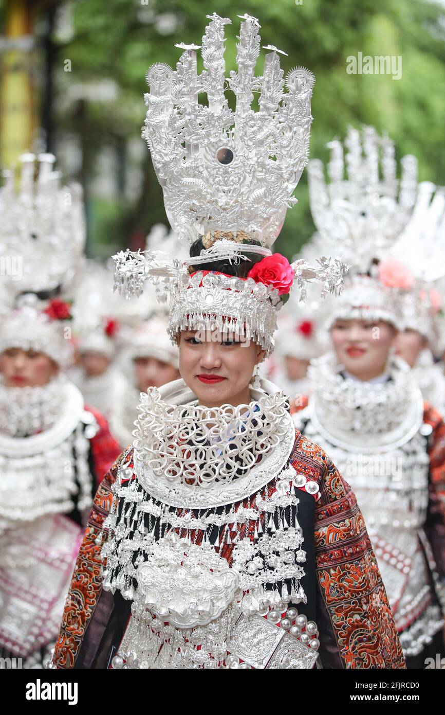 Taijiang, Cina. 25 Apr 2021. Le ragazze indossano il costume tradizionale e gli ornamenti d'argento per celebrare il festival della sorella Miao a Taijiang, Guizhou, Cina il 25 aprile 2021.(Photo by TPG/cnsphotos) Credit: TopPhoto/Alamy Live News Foto Stock