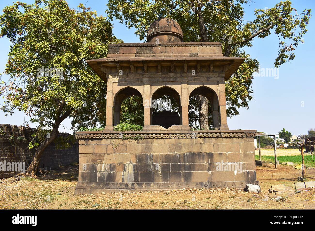 Tomba di importanti personalità della dinastia Nizam Shahi e molto vicina a Ahmed Nizam a Bagh Rauza, fu costruita dal re Nizami Foto Stock