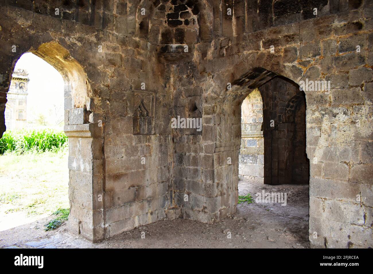 Archi di corridoio costruiti con ingresso in pietra basaltica porta di Bagh Rauza, Bagh Rauza è un piccolo complesso che ospita la tomba di Ahmed Nizam Shah e altri Foto Stock