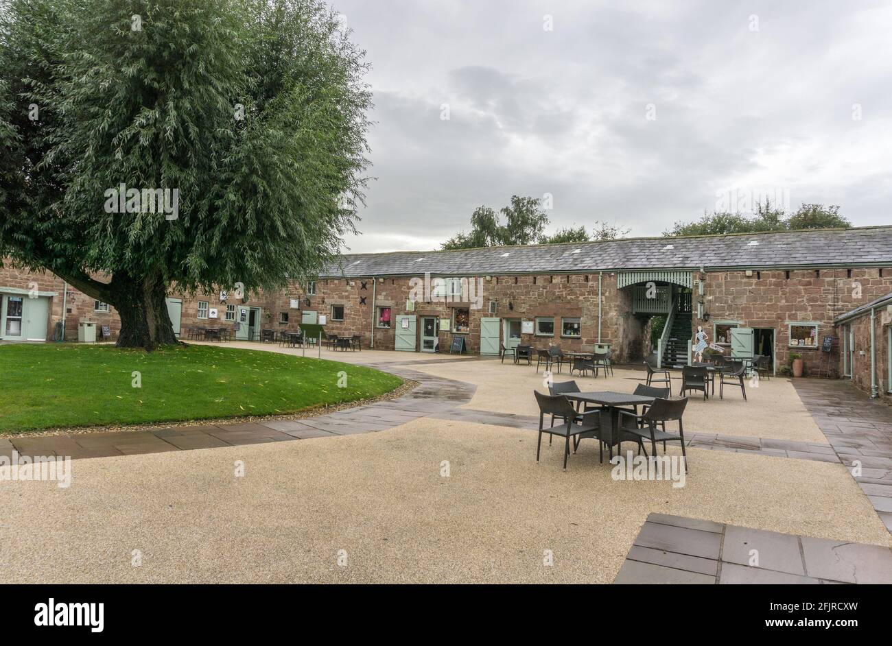 Brimpstage Hall Courtyard, boutique, ristorante e caffetteria, situato in edifici storici; Wirral, Cheshire, UK Foto Stock