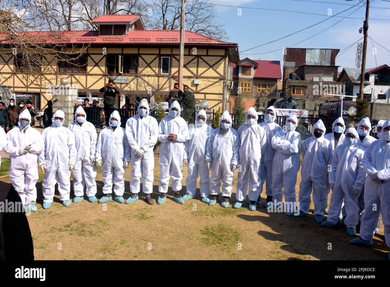 Srinagar, Jammu e kashmir India 07 agosto 2020. White Kit che indossa guerrieri in prima linea uomini sono in un'unica linea e pronti a combattere contro il coronavirus Foto Stock