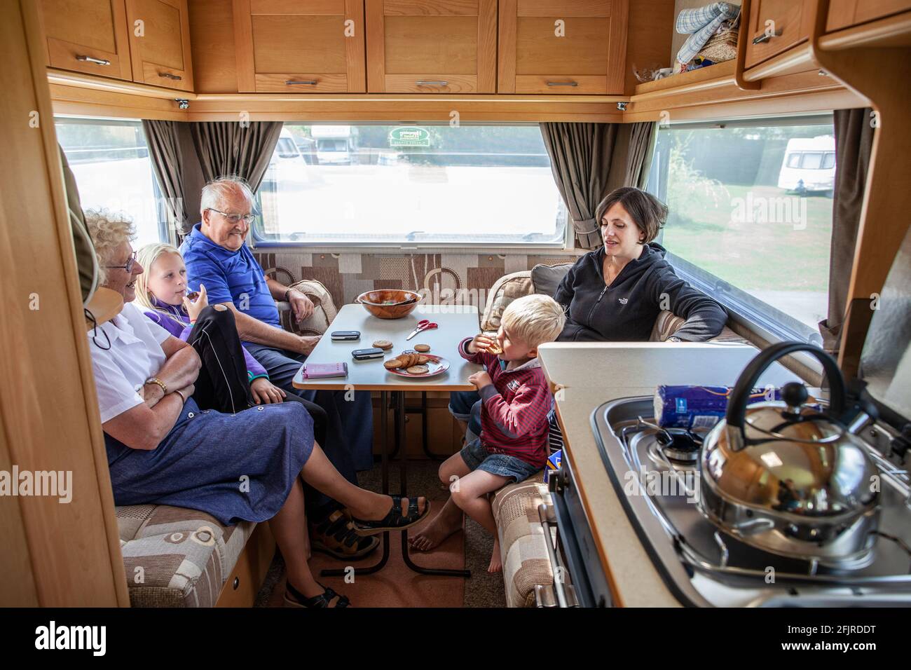 Famiglia insieme in una vacanza caravanning nel Regno Unito Foto Stock