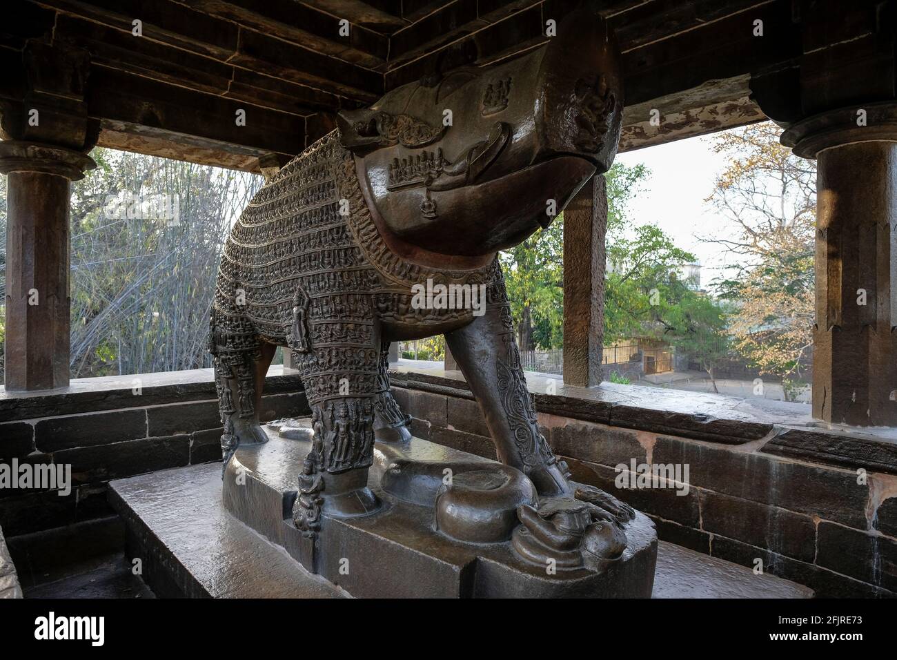 Particolare del Tempio di Varaha con la colossale immagine monolitica di Varaha, l'incarnazione boare di Lord Vishnu a Khajuraho, Madhya Pradesh, India. Foto Stock