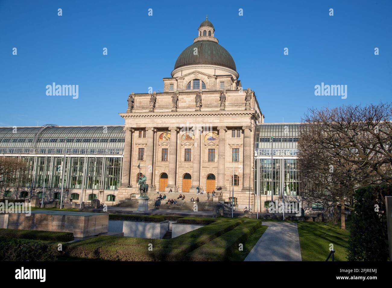 Menschen chillen am Sonntag, den 25.4.2021 auf den Stufen der bayerischen Staatskanzlei in München. (Foto di Alexander Pohl/Sipa USA) Credit: Sipa USA/Alamy Live News Foto Stock