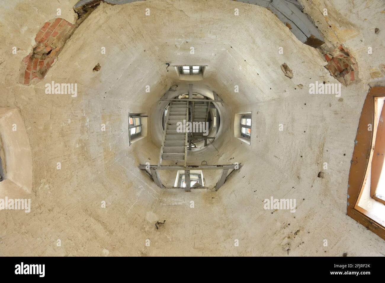 L'interno di una torre abbandonata e trascurata con finestre e scale. Foto Stock