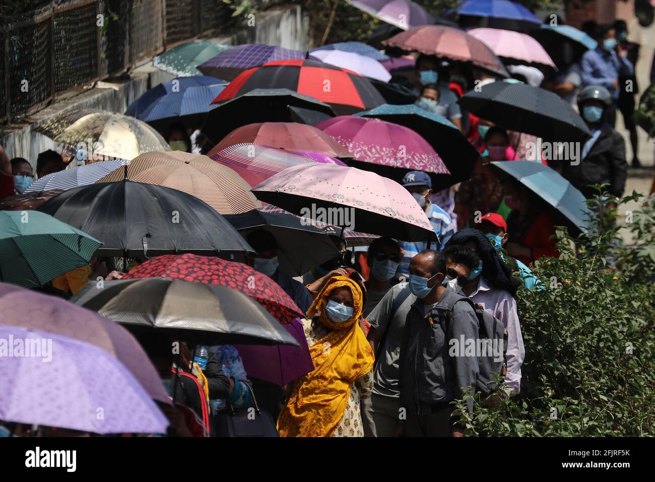 Kathmandu, NE, Nepal. 26 Apr 2021. Le persone in attesa di ricevere i vaccini Covid''19, in quanto il numero di casi di infezione da coronavirus è in aumento a Kathmandu, Nepal, 26 aprile 2021. Credit: Aryan Dhimal/ZUMA Wire/Alamy Live News Foto Stock