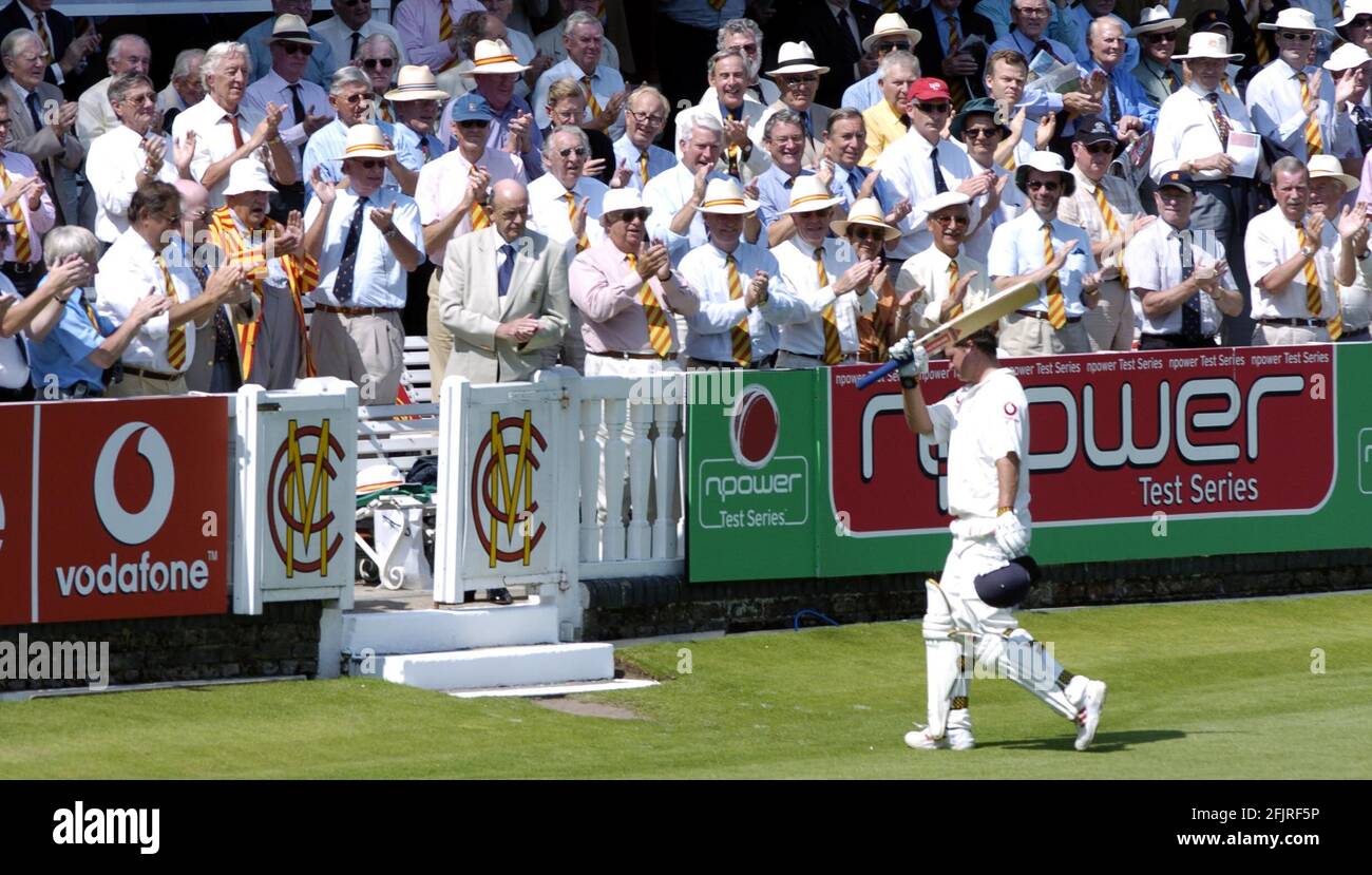 ROBERT KEY SI SPEGNE DOPO AVER SCATTATO LA FOTO DAVID ASHDOWNGOLF Test Cricket Foto Stock