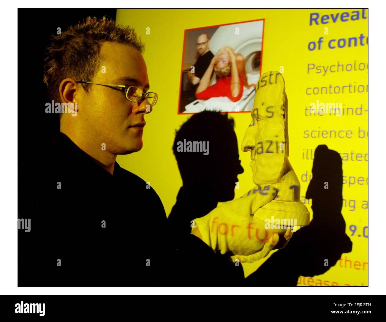 Il Museo della Scienza aprirà un nuovo centro DI DISCUSSIONE ed eventi di scienze pubbliche senza tabù a South Kensington. IL CENTRO DANA aperto oggi diventerà il luogo in cui tutte le questioni scientifiche saranno discusse in una struttura elegante. Face Mold di Hayden, una delle collezioni dei Musei della Scienza in mostra, ha realizzato uno studio per predire la personalità prevista utilizzando la struttura ossea o gli urti del viso e della testa. pic David Sandison. 18/11/2003 Foto Stock