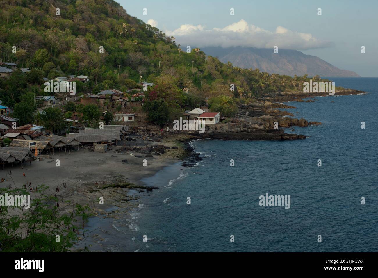 Tradizionale spiaggia di balenaggio di 'Lamalera A' nel villaggio di Lamalera, Isola di Lembata, Nusa Tenggara Est, Indonesia. Foto Stock