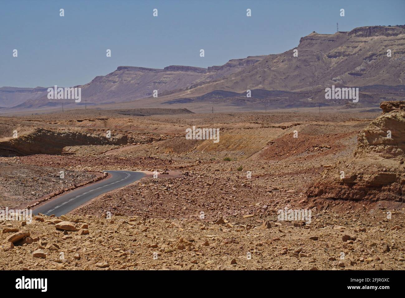 Vista di Machtesh Ramon o del cratere Ramon, una caratteristica geologica del deserto israeliano di Negev Foto Stock