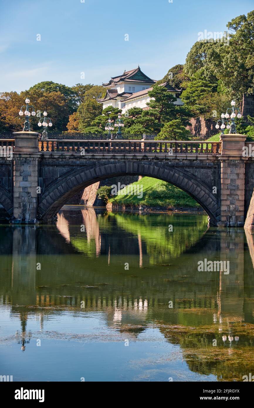 Il Ponte Seimon Ishibashi conduce alla porta principale del Palazzo Imperiale di Tokyo. È conosciuto come il ponte degli occhiali (Meganebashi) per il suo arco di pietra Foto Stock