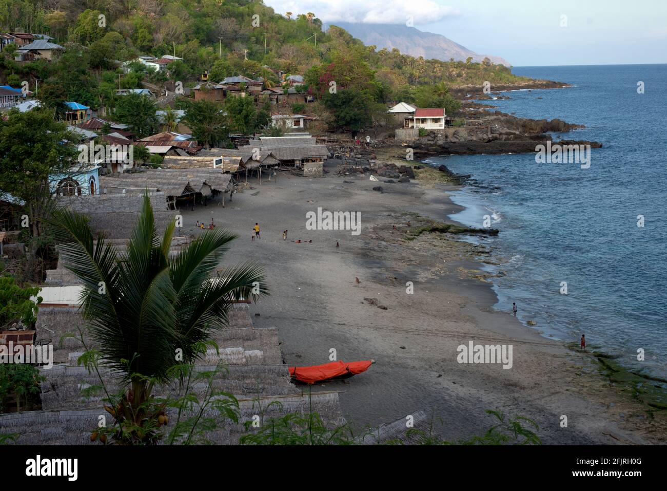 Tradizionale spiaggia di balenaggio di 'Lamalera A' nel villaggio di Lamalera, Isola di Lembata, Nusa Tenggara Est, Indonesia. Foto Stock