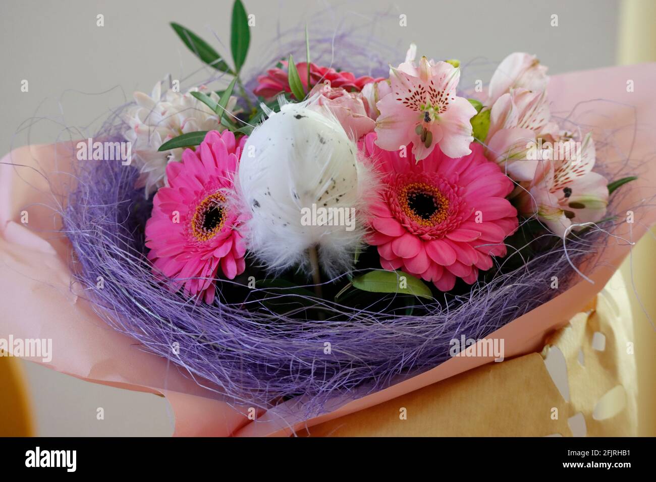 Un piccolo mazzo di fiori in bianco, viola e rosa per Pasqua Foto Stock