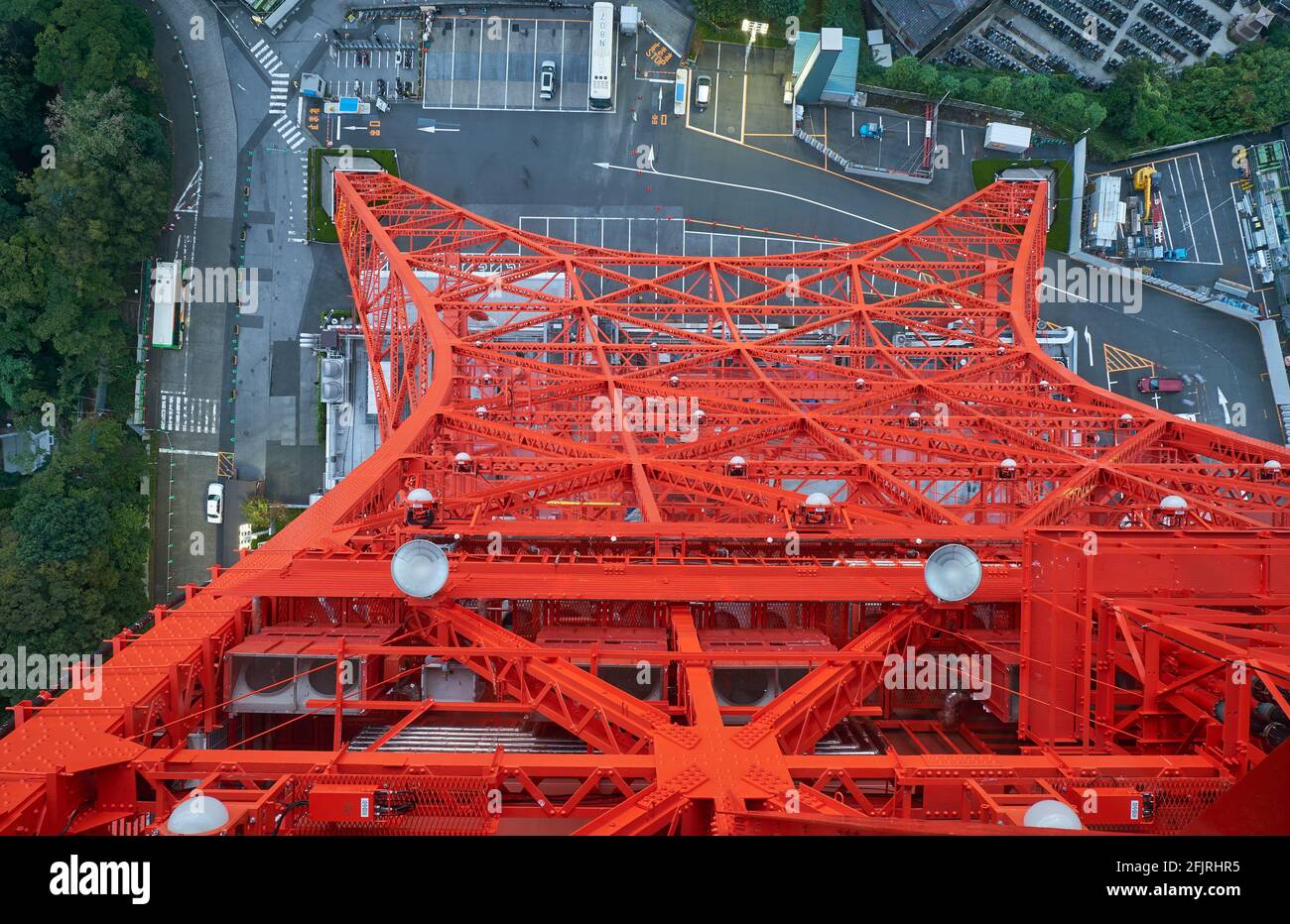 La vista fino alla costruzione in metallo a reticolo vermiglio della Torre di Tokyo attraverso il pavimento in vetro sulla piattaforma di osservazione principale. Giappone Foto Stock