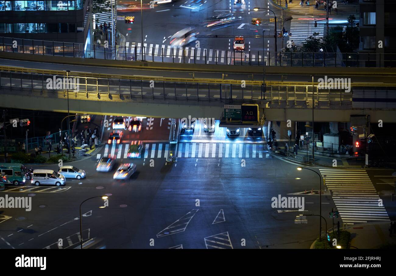 Tokyo, Giappone - 23 ottobre 2019: Ponte Akabane sul viale Sakurada-dori illuminato di notte. La vista dalla Tokyo Tower Observation Foto Stock