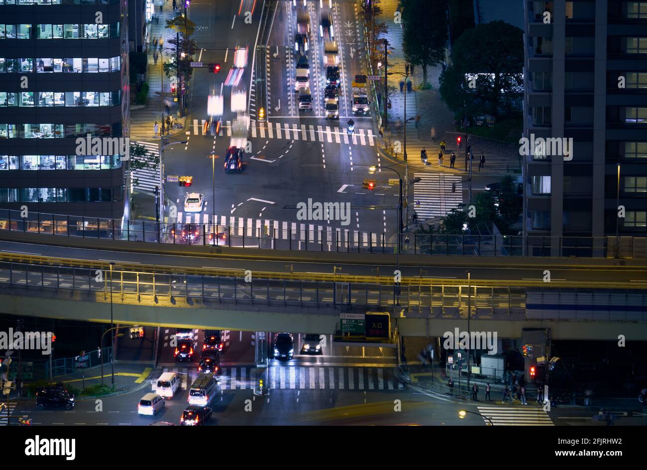 Scena notturna di Tokyo. Ponte Akabane sulla luminosa via Sakurada-dori di notte. La vista dalla piattaforma di osservazione della Torre di Tokyo. Giappone Foto Stock