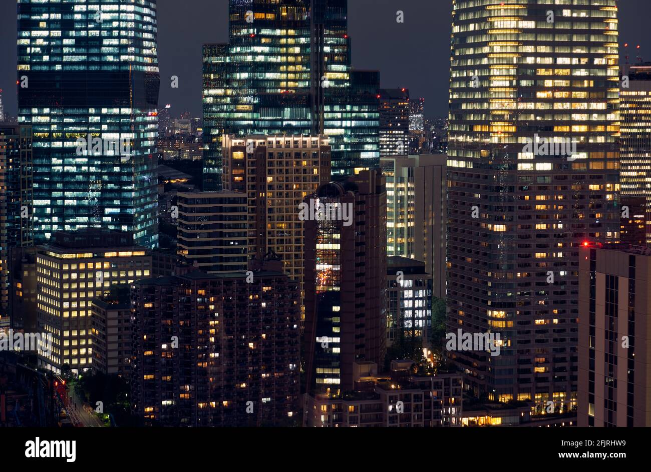Tokyo City luci notte scena sfondo. Le luminose luci dei grattacieli di Shiodome, reparto di Minato di notte. La vista dalla Tokyo Tower Observation de Foto Stock