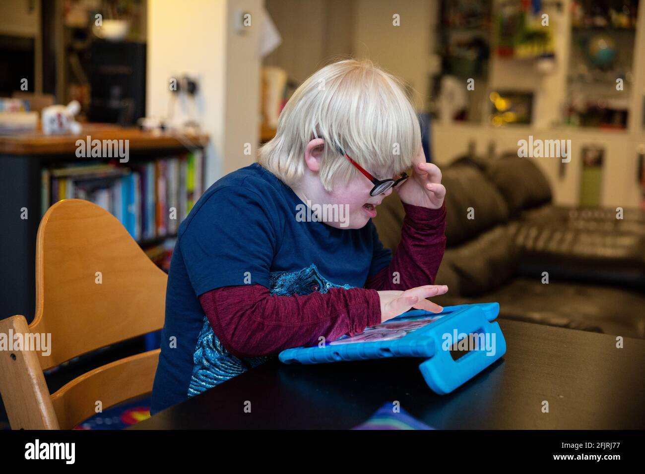 Karen McGuigan, la mamma matematica riscrivendo il curriculum per i bambini che imparano diversamente a casa con suo figlio Lance, Inghilterra, Regno Unito Foto Stock