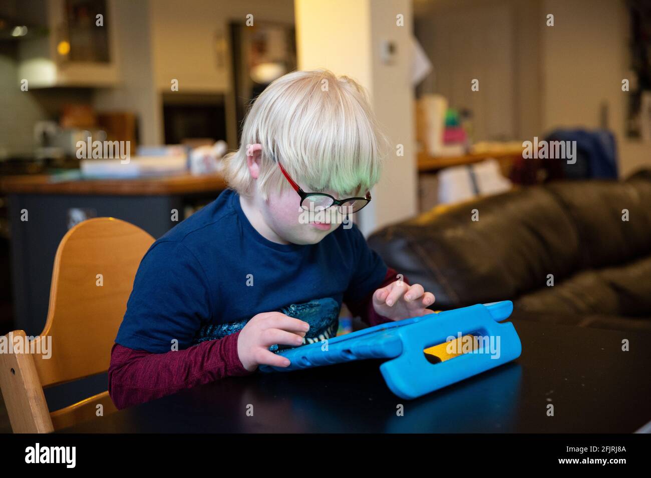 Karen McGuigan, la mamma matematica riscrivendo il curriculum per i bambini che imparano diversamente a casa con suo figlio Lance, Inghilterra, Regno Unito Foto Stock