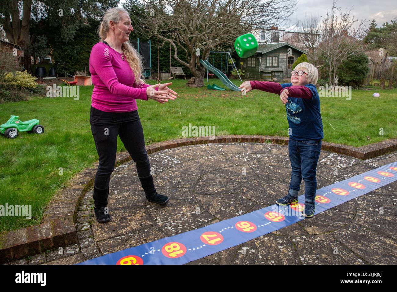 Karen McGuigan, la mamma matematica riscrivendo il curriculum per i bambini che imparano diversamente a casa con suo figlio Lance, Inghilterra, Regno Unito Foto Stock